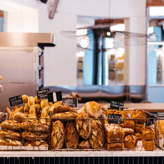 Chleby i croissanty na ladzie Charlotte