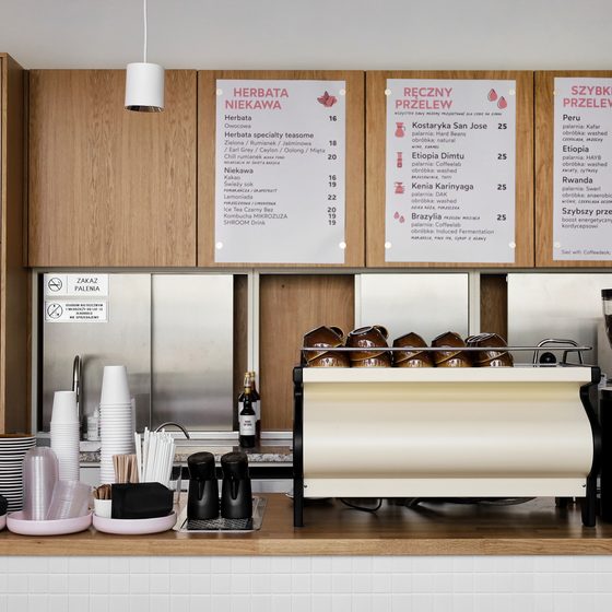 Ekspres i menu nad ladą kawiarni